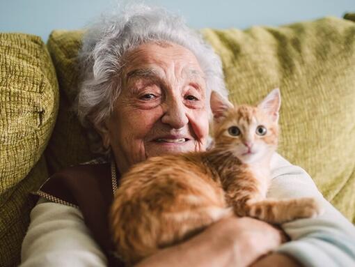donna anziana con un gatto